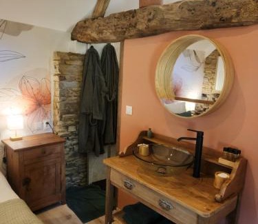 Saint-Jean-d'Elle House | le cocon d'amour " le fournil avec bain nordique privé "