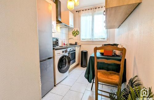 Fleury-les-Aubrais Apartment | Le Cocon - Lumineux - Grande TV - Parking gratuit