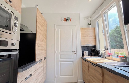 Montreuil Apartment | Le Cocon, magnificent studio, private garden and parking near Paris and Disney