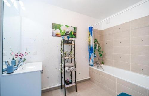 Plateau — Pyramide Apartment | Le Cocotier Athisien