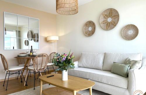 Saint-Martin-du-Littoral Apartment | Le Cosy - Vue Mer - Parking - Balcon