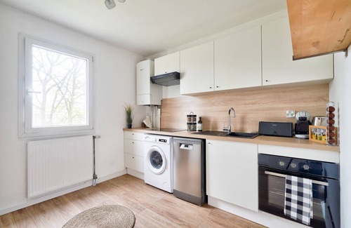 Les Aunettes Apartment | Le Cosy Yellow - Bright apartment 5 minutes from Evry station, free parking