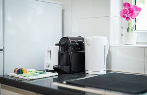 Neuilly-Plaisance Apartment | Le Duplex de la Gare sleeps 2