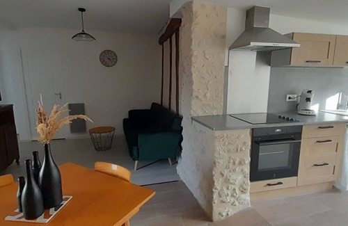 Neuvy-le-Roi House | Le gîte de la fontaine. Cosy, fully renovated house.