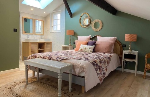 Chailly-en-Biere House | Le gîte de la Bergère, a welcoming, cozy gîte facing the pool.