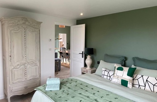 Chailly-en-Biere House | Le gîte de la Bergère, a welcoming, cozy gîte facing the pool.