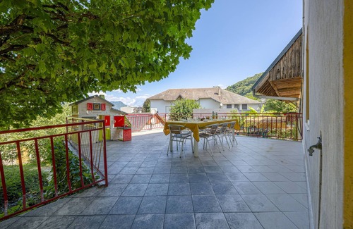 Voglans House | Le Gîte La Pierre Pons - vue montagne