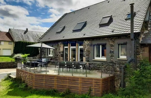 Ceyssat House | LE GÎTE DU BOIS DE L'HIVER, large character property at the foot of the Puy-de-Dôme mountains