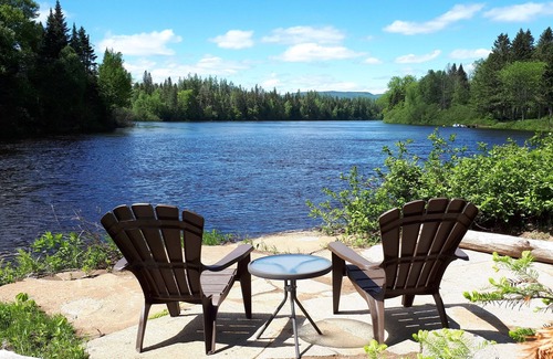 Shannon Ski Chalet | Le Grand Héron - Waterfront chalet with spa