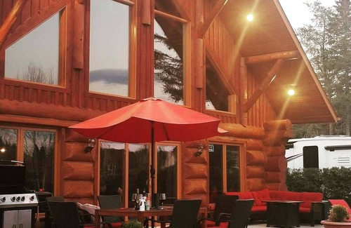 Saint Come Ski Chalet | Le Jadanie Chalet - log chalet, beach front, hot tub