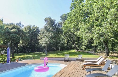 Eyragues House | Le Jardin des Chênes, family holiday home with private pool in Eyragues.