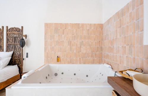 Carpentras Apartment | Le Jardin Secret - Suite Riad avec Balnéo