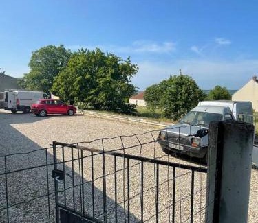 Paroy-sur-Tholon Apartment | Le Leone - Wi-Fi