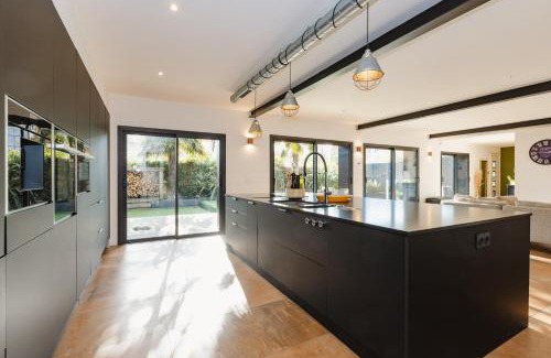 Pace House | Le Loft Black Wood - Piscine privé et grande terrasse à 20 min de Rennes