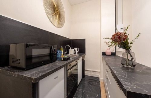 Arts-et-Metiers House | Le Marais l 5BR - Home in Center of Paris with A/C
