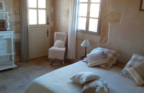 Le Cailar House | Le Mazet Jean. Camargue Bed and Breakfast (kindling)