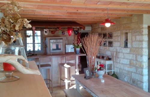 Le Cailar House | Le Mazet Jean. Camargue Bed and Breakfast (kindling)