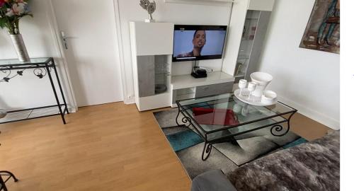 Reims Apartment | Le Mun,3 étoiles-T2-60m2-balcon-parking-wifi-linge-produits-face à la gerdarmerie-vue cathedrale