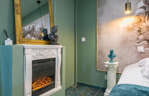 Montgeron Apartment | Le Musée d’Aphrodite/JACUZZI