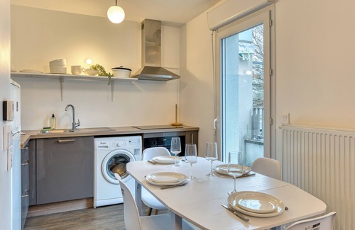 Quartier Sapins-Chatelet-Lombardie Apartment | Le Nicole, un appartement en duplex avec balcon et place de parking.