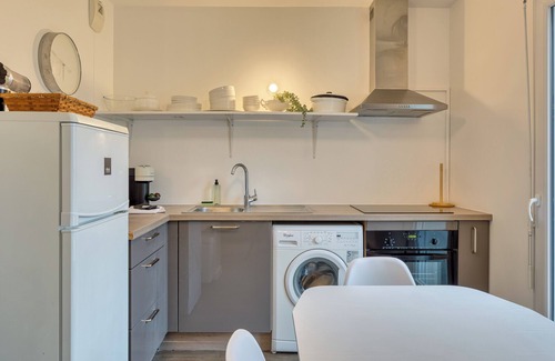 Quartier Sapins-Chatelet-Lombardie Apartment | Le Nicole, un appartement en duplex avec balcon et place de parking.