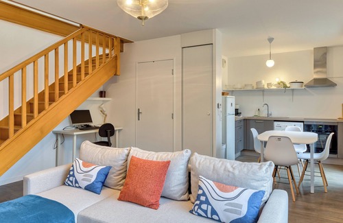 Quartier Sapins-Chatelet-Lombardie Apartment | Le Nicole, un appartement en duplex avec balcon et place de parking.