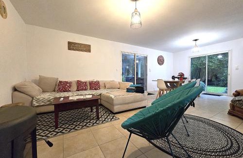 Montech House | Le Parc Jean Édouard - Spa avec jacuzzi privé - Superbe villa 4 chambres - 9 couchages - 6 lits - Poêle - Parking - Climatisation réversible- Terrasse ombragée et grand jardin