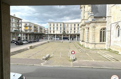 Downtown Le Havre Apartment | Le Perret Notre Dame - Vue Cathédrale