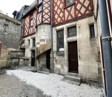 Bourges Apartment | Le petit château du Docteur Cambournac
