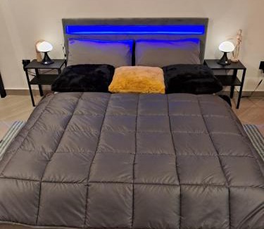 Pantin Apartment | Le Petit Parisien- Bienvenue - Netflix - Terrasse - Parking - Porte de Paris - Climatisation - Guide visite à Paris OFFERT