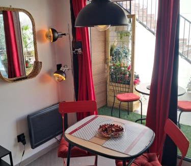 Pantin Apartment | Le Petit Parisien- Bienvenue - Netflix - Terrasse - Parking - Porte de Paris - Climatisation - Guide visite à Paris OFFERT