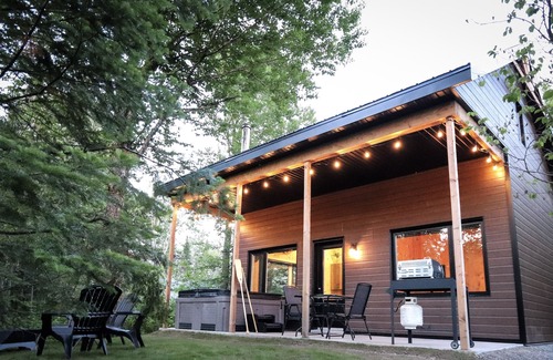 Shannon Ski Chalet | Le Pic-bois Chalet au Bord de L'eau Avec spa