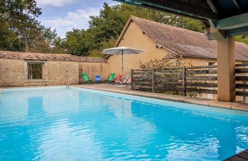 Mayac House | Le Pigeonnier – Characterful House with Garden and Shared Pool in Dordogne