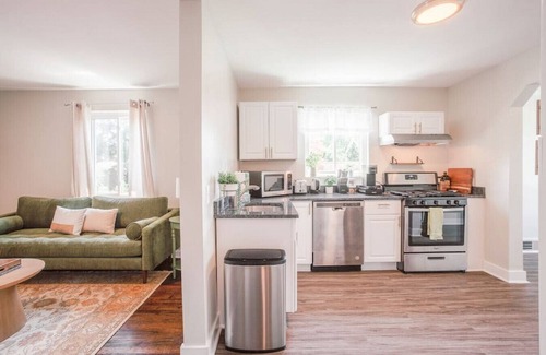 Oakley Apartment | Le Plant Oakley 2B Quiet Neighborhood close to DT