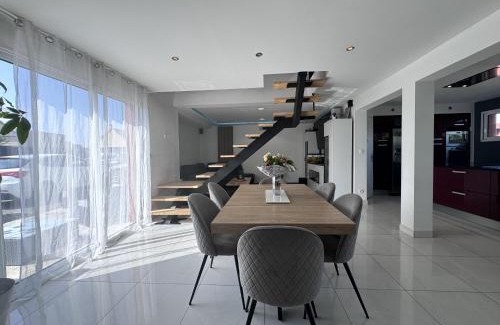 Saint-Mars-d'Outille House | Le QG des Bolides - 15 pers - Circuit - Rêve au Mans