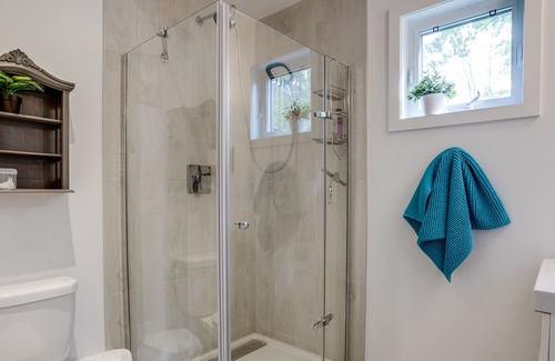 Sainte-Emelie-de-L'Energie Ski Chalet | Le Requin Skieur - Waterfront, Veranda and Spa