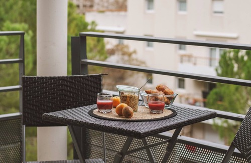 Port Marianne Apartment | Le Rivieira: garage and terrace on the banks of the Lez river