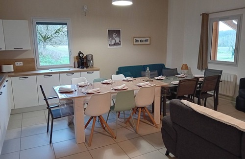 Saint-Leon-sur-Vezere Apartment | Le Séchoir des acacias "3 Gîtes: 12 personnes".