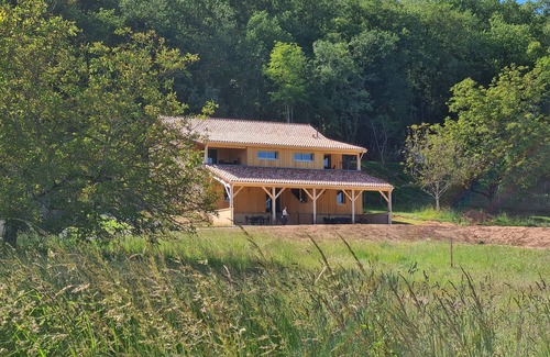 Saint-Leon-sur-Vezere Cottage | Le Séchoir des acacias, Gîte "Les Falaises" of 85m2 with heated swimming pool.