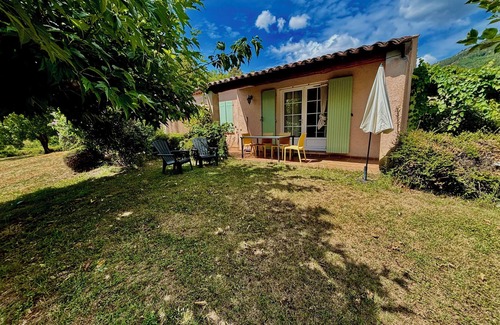 Moustiers-Sainte-Marie Condo | LE THYM house 500 meters from the village with private parking.