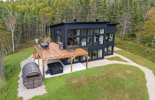 Baie-St-Paul Cottage | Le Versant Sud 7: River Views, Spa, BBQ, Serenity