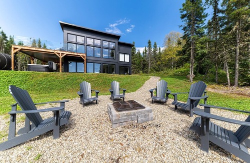 Baie-St-Paul Cottage | Le Versant Sud 7: River Views, Spa, BBQ, Serenity