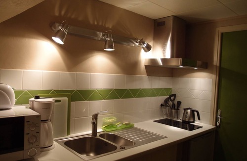 Le Vesinet House | Le VESINET- Paris 2 steps away- LITTLE ARTIST'S HOUSE-ATELIER, charm and greenery.