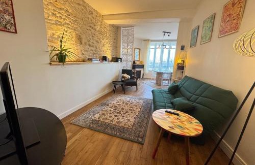 Nevers Apartment | Le Vinyl - Séjour lumineux face à la Loire