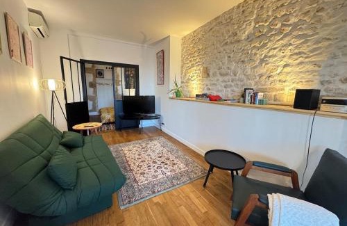 Nevers Apartment | Le Vinyl - Séjour lumineux face à la Loire