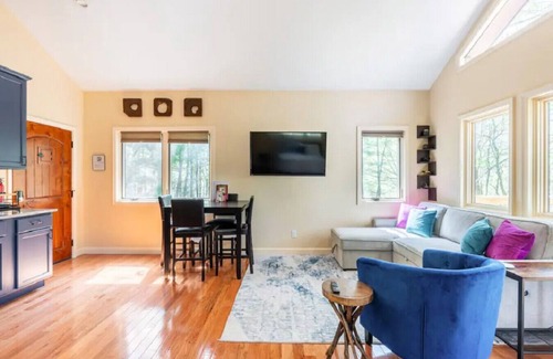 Marshall Cabin | Leaf Change Special Oak Treehouse Near Asheville - Pet Friendly