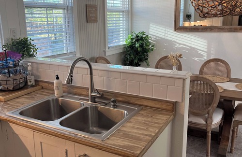 Medicine Park House | Leaf Cottage: peaceful & pretty family home for 10 with views of Mt Scott!