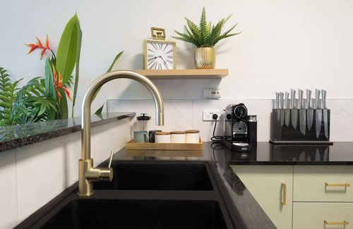 Westcourt Apartment | Leaf & Luxe - 9 Pools, BBQ & Gym