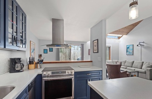 Warren Condo | Leaf Peeping Paradise! Cozy Mtn Condo with Grill, Pickleball, Relaxation