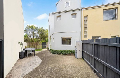 Kensington Apartment | Leafy 3BR Kensington Escape I Park Views & Parking
